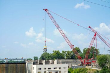 Manitowoc MLC300 VPC-MAX lattice-boom crawler crane