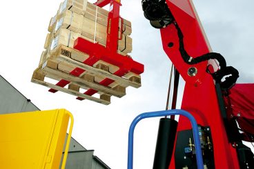 Palfinger Knuckle Boom lifting pallet of wood