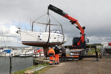 Palfinger Knuckle Boom lifting a boat