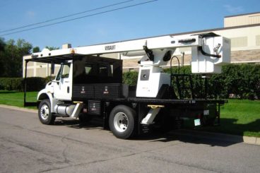 Rear-mounted Versalift VO-260 over-center aerial device, 63.67 ft working height with flatbed body
