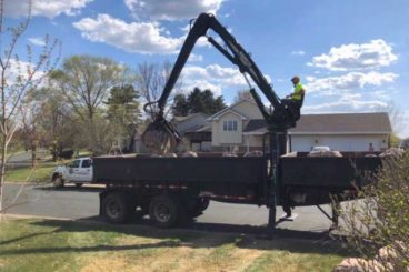 Trailer-mounted Serco log loader 7500 series for boulder handling