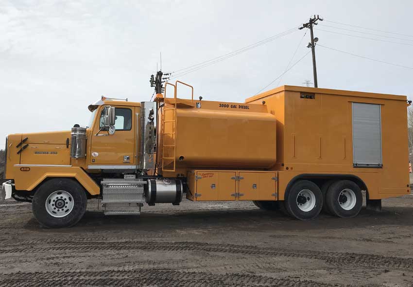 Tandem axle open body lube truck with 2,000 gallon diesel fuel tank capacity