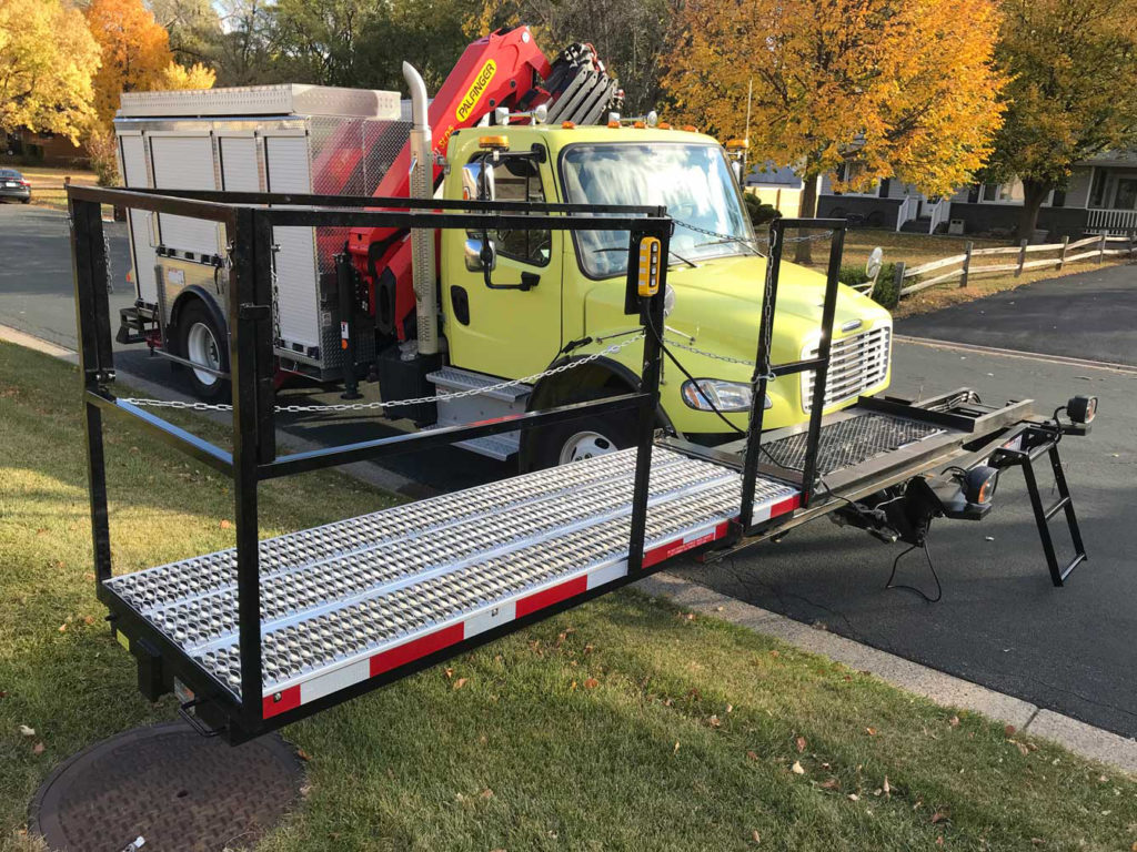 Front-mounted catwalk system on a sign maintenance truck