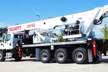 Elliott 36142 36 ton crane with 142 ft main boom and rider seat control station