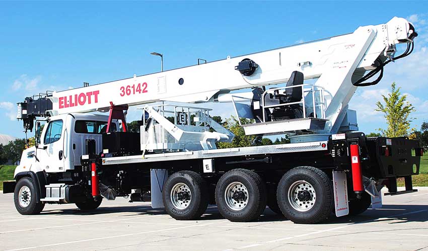 Rear-mount National 800D 23 ton crane with 100 ft main boom