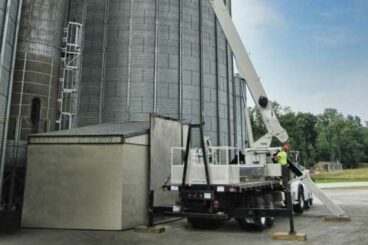 National Crane boom truck for lifting jobs